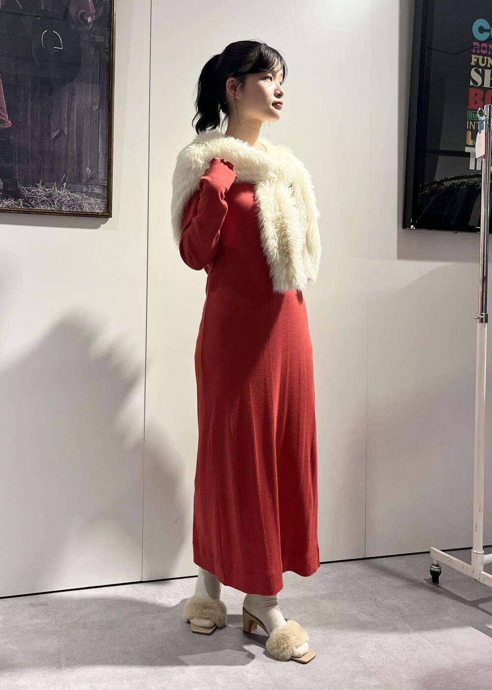 ベージュ系のドレスシューズ、レッド系のワンピース、ホワイト系のカーディガン/ボレロを着用したレディースの秋コーディネートの2枚目の写真