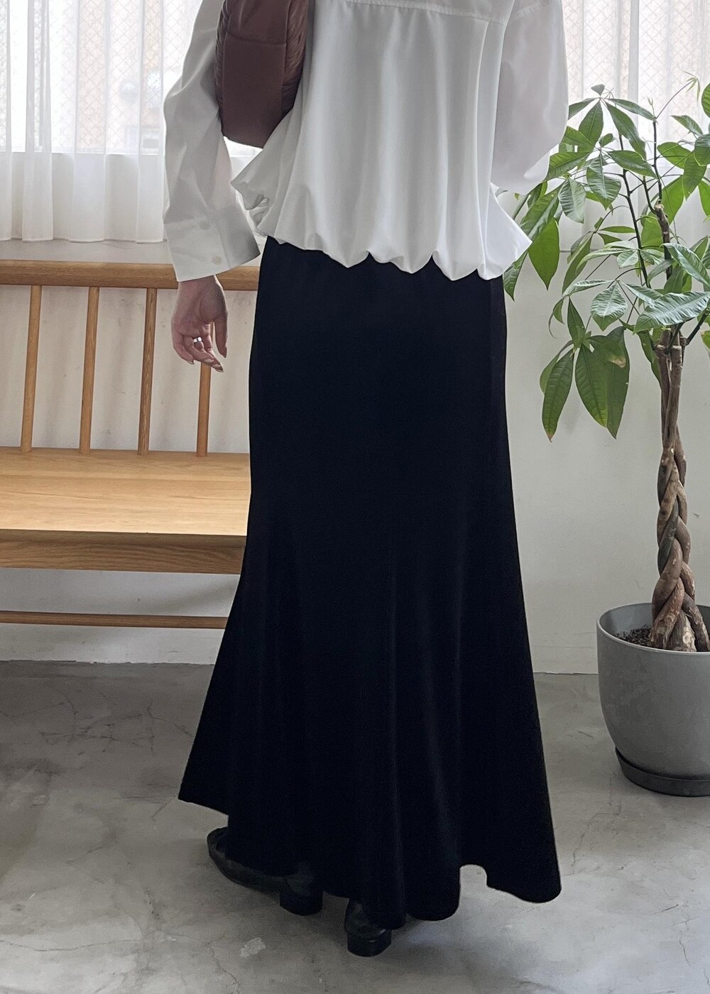 ブラック系のパンプス、ブラウン系のハンドバッグ、ホワイト系のシャツ/ブラウスを着用したレディースの秋コーディネートの10枚目の写真