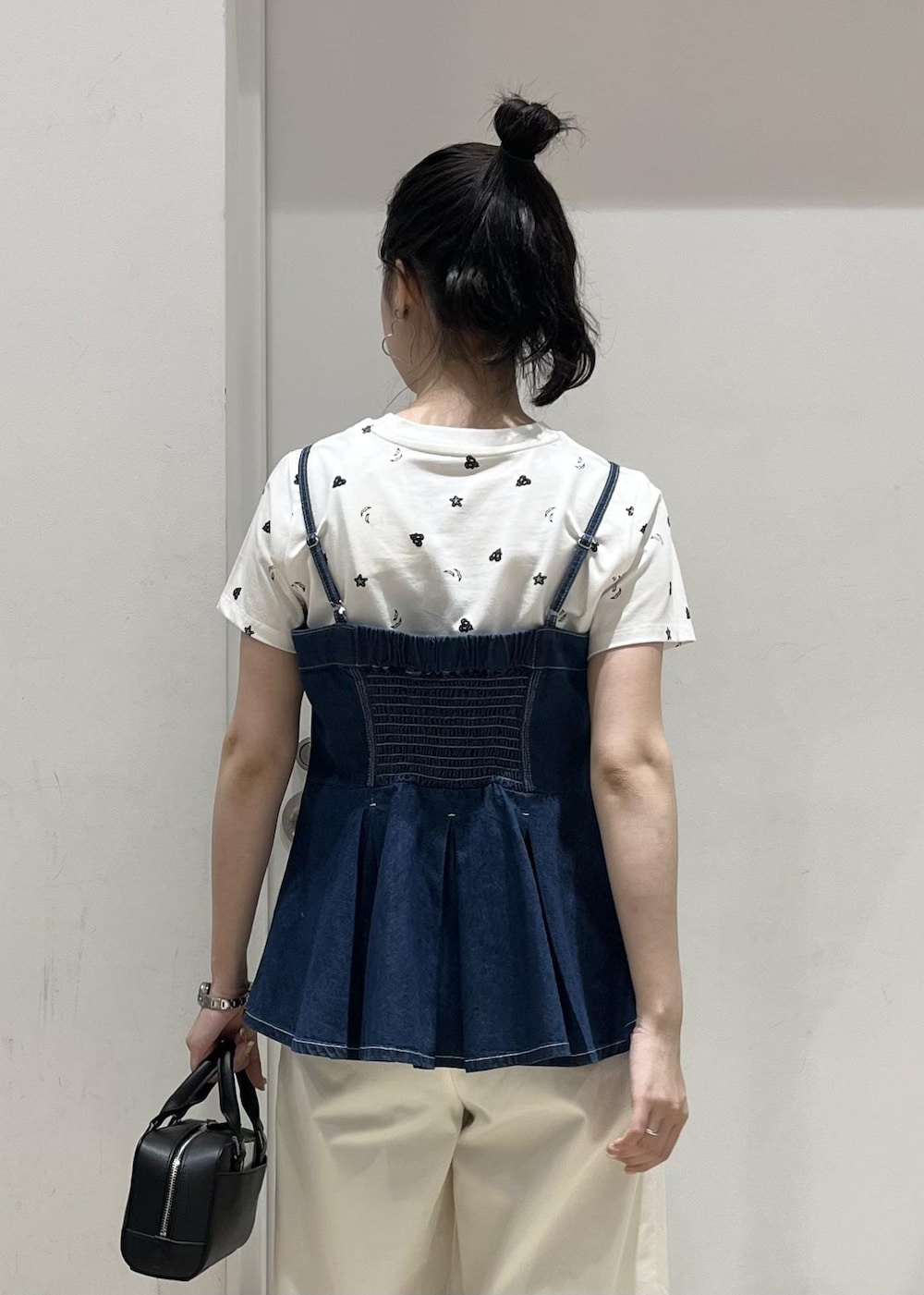 シルバー系のパンプス、ブルー系のキャミソール、ホワイト系のその他パンツを着用したレディースの夏コーディネートの7枚目の写真