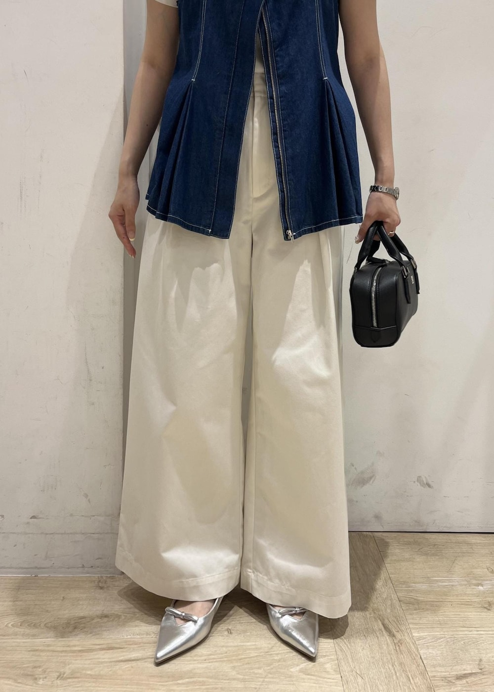 シルバー系のパンプス、ブルー系のキャミソール、ホワイト系のその他パンツを着用したレディースの夏コーディネートの8枚目の写真