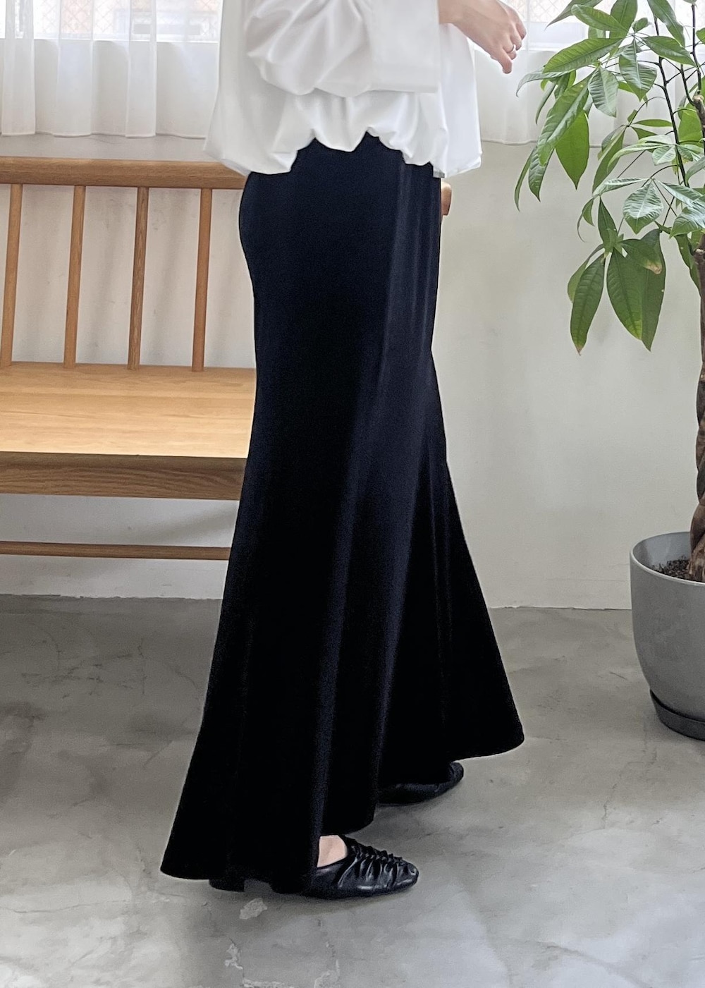 ブラック系のパンプス、ブラウン系のハンドバッグ、ホワイト系のシャツ/ブラウスを着用したレディースの秋コーディネートの9枚目の写真