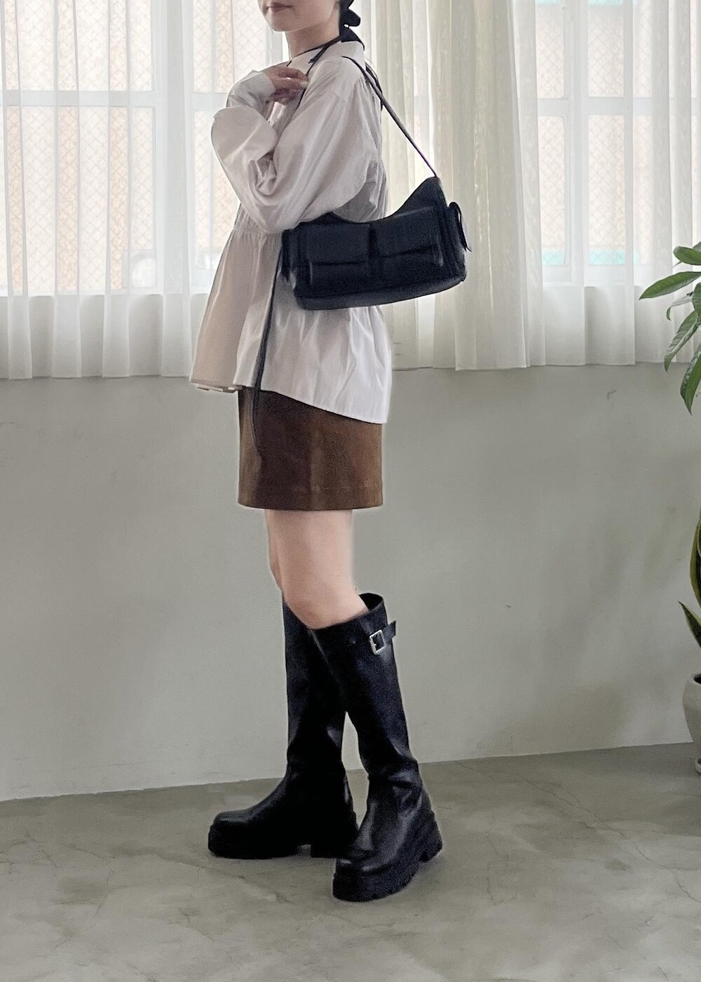 ブラック系のショルダーバッグ、ベージュ系のその他パンツ、ベージュ系のシャツ/ブラウスを着用したレディースの秋コーディネートの3枚目の写真