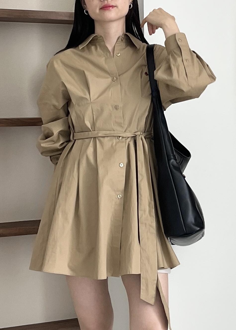 ブラック系のブーツ、ブラック系のショルダーバッグ、ベージュ系のワンピースを着用したレディースの夏コーディネートの5枚目の写真