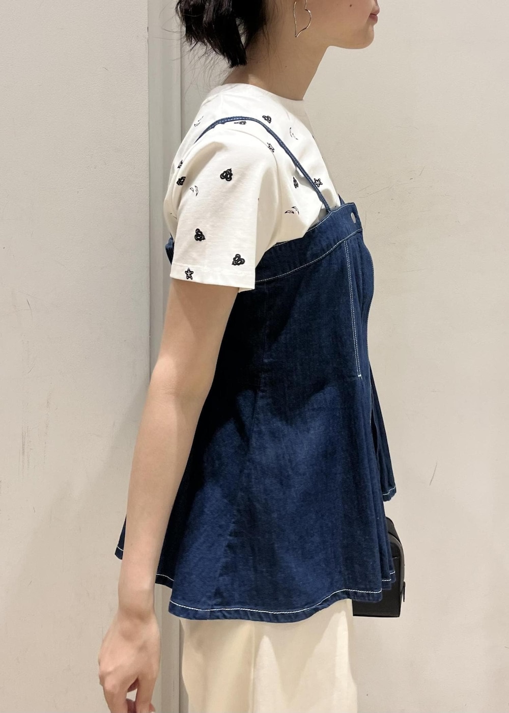 シルバー系のパンプス、ブルー系のキャミソール、ホワイト系のその他パンツを着用したレディースの夏コーディネートの6枚目の写真