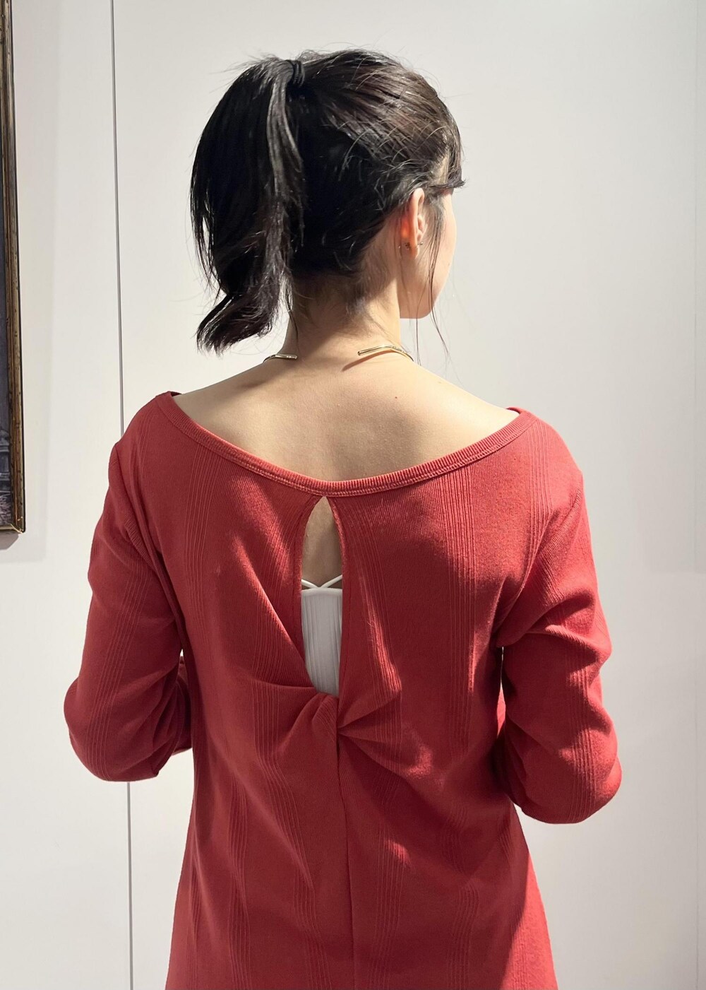 ベージュ系のドレスシューズ、レッド系のワンピース、ホワイト系のカーディガン/ボレロを着用したレディースの秋コーディネートの5枚目の写真