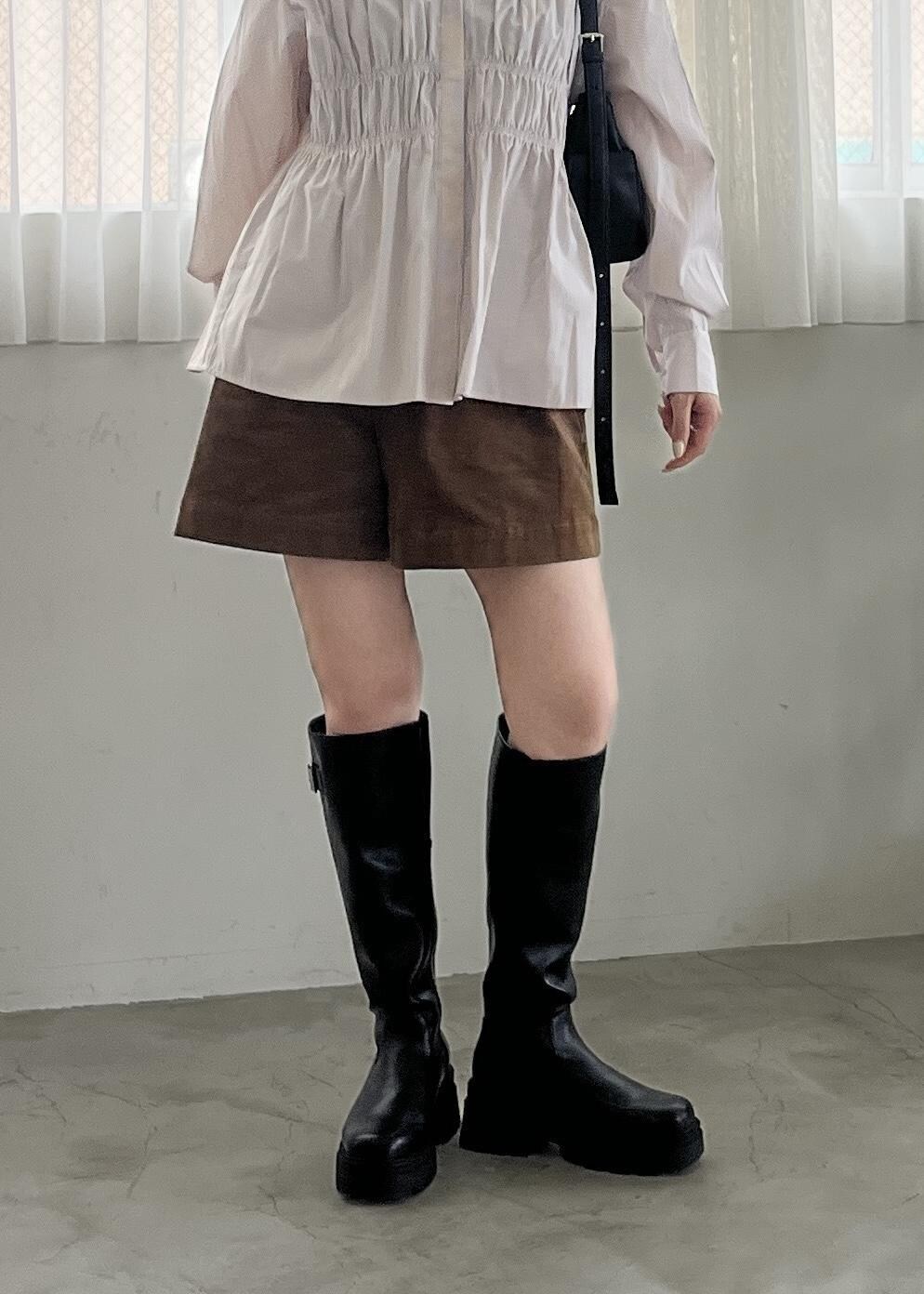 ブラック系のショルダーバッグ、ベージュ系のその他パンツ、ベージュ系のシャツ/ブラウスを着用したレディースの秋コーディネートの7枚目の写真