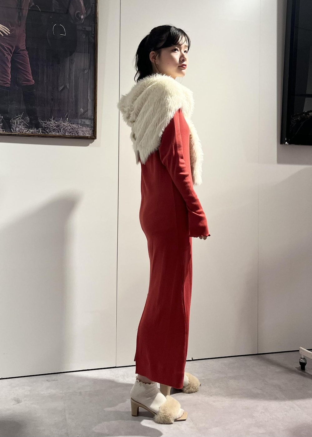 ベージュ系のドレスシューズ、レッド系のワンピース、ホワイト系のカーディガン/ボレロを着用したレディースの秋コーディネートの3枚目の写真