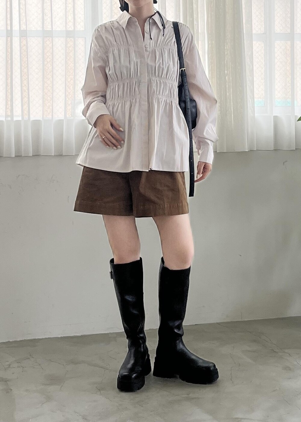 ブラック系のショルダーバッグ、ベージュ系のその他パンツ、ベージュ系のシャツ/ブラウスを着用したレディースの秋コーディネートの2枚目の写真