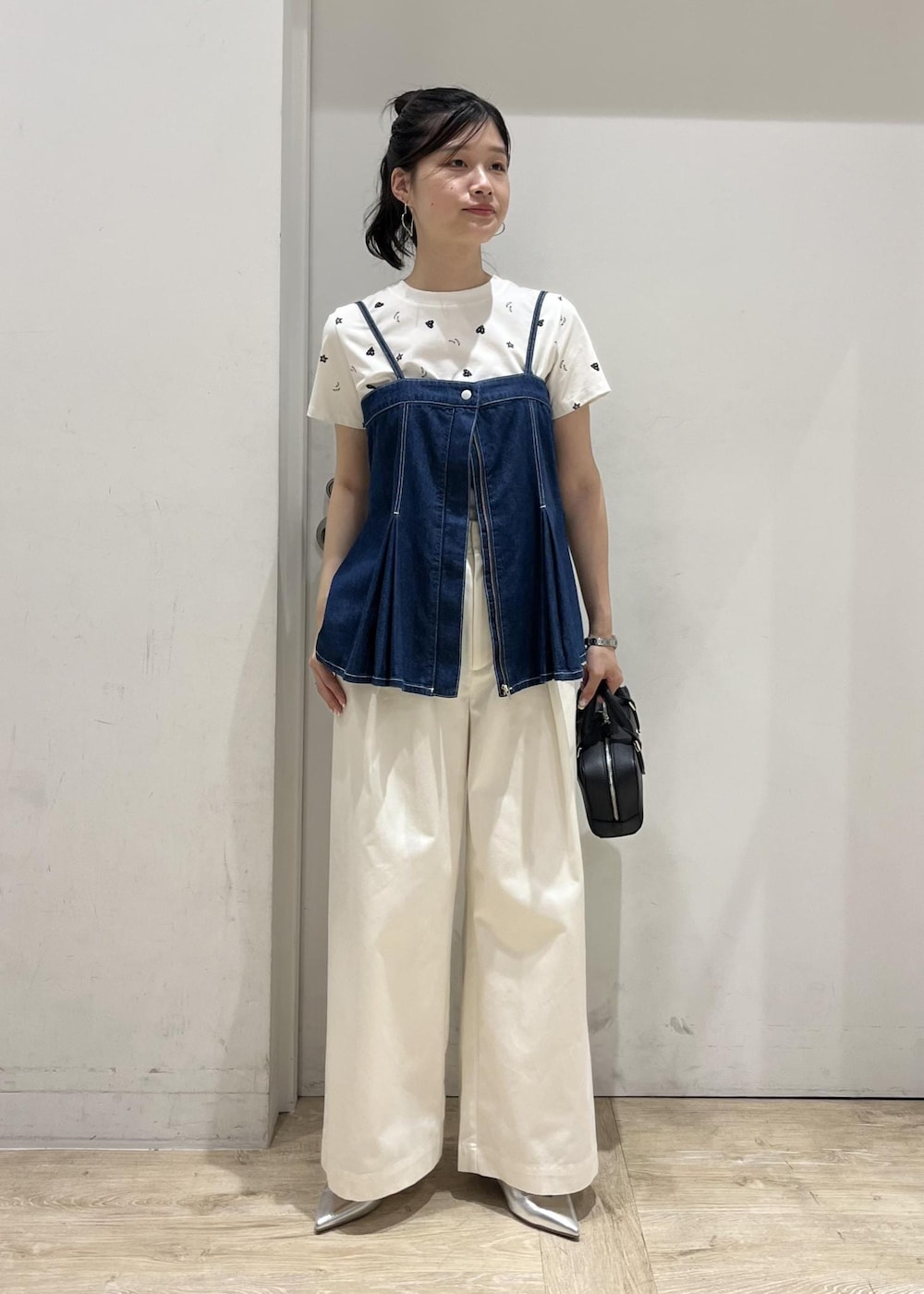 シルバー系のパンプス、ブルー系のキャミソール、ホワイト系のその他パンツを着用したレディースの夏コーディネートの2枚目の写真