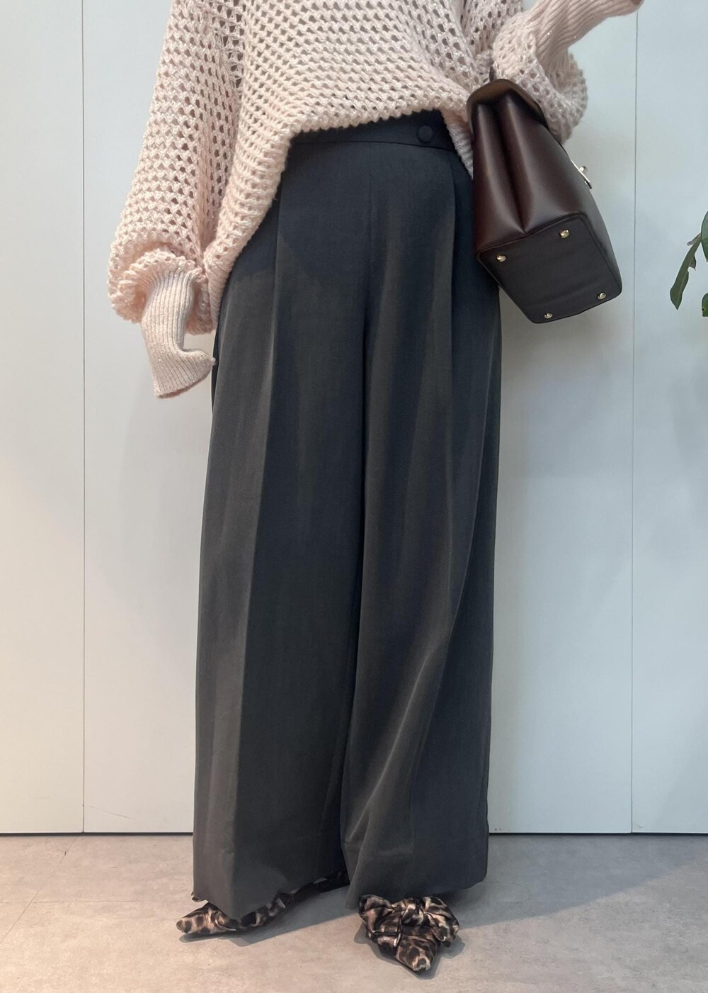 ブラウン系のハンドバッグ、その他のサンダル、ピンク系のニット/セーターを着用したレディースの秋コーディネートの7枚目の写真