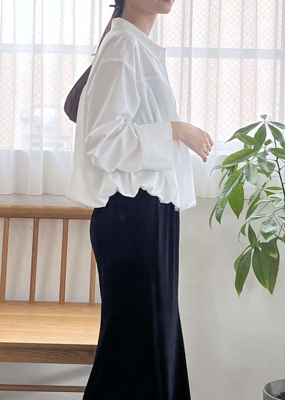 ブラック系のパンプス、ブラウン系のハンドバッグ、ホワイト系のシャツ/ブラウスを着用したレディースの秋コーディネートの6枚目の写真