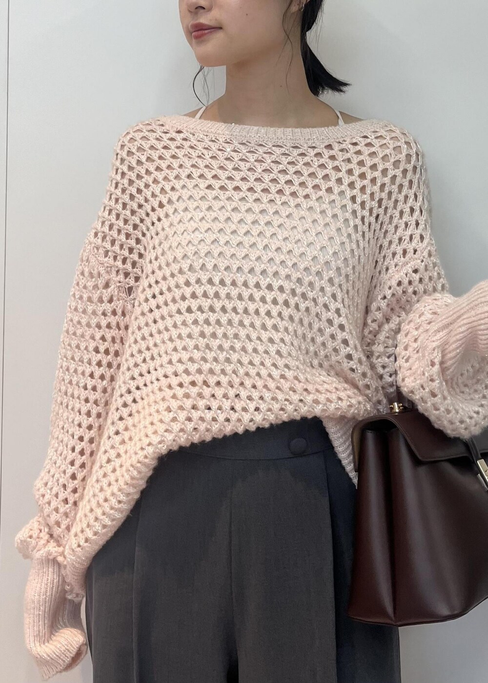 ブラウン系のハンドバッグ、その他のサンダル、ピンク系のニット/セーターを着用したレディースの秋コーディネートの6枚目の写真