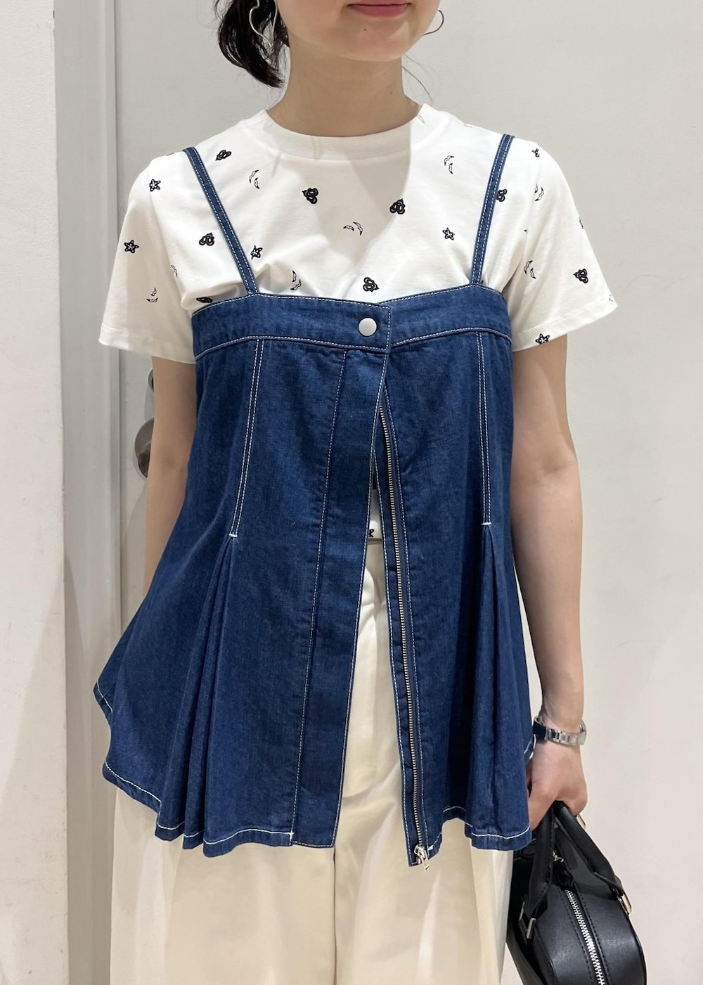 シルバー系のパンプス、ブルー系のキャミソール、ホワイト系のその他パンツを着用したレディースの夏コーディネートの5枚目の写真