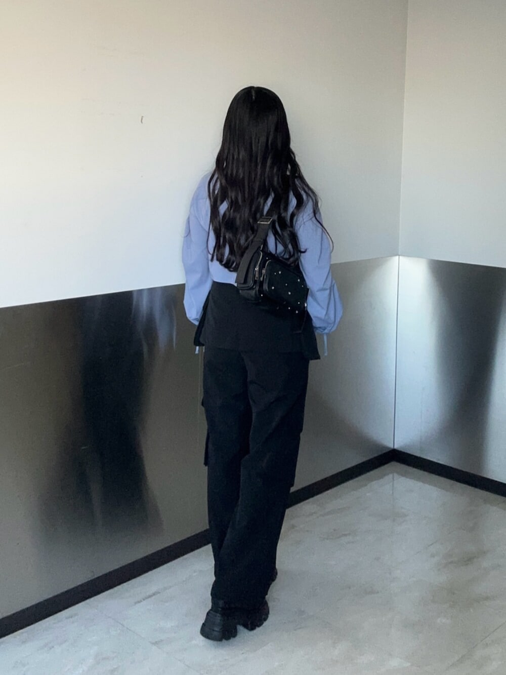 ブラック系のその他パンツ、ブルー系のシャツ/ブラウス、ブラック系のローファーを着用したレディースの冬コーディネートの3枚目の写真