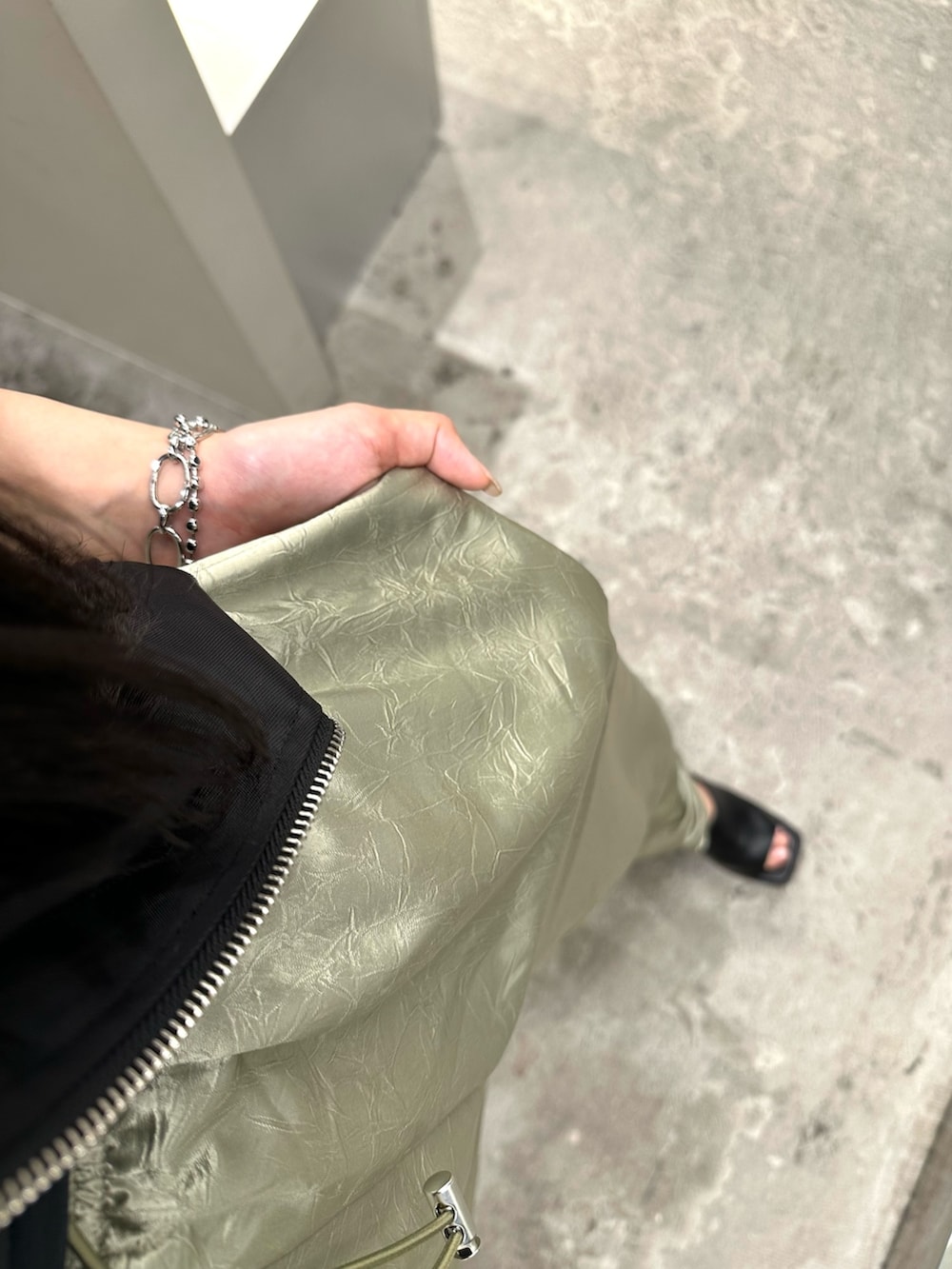 グリーン系のその他パンツ、ブラック系のサンダル、グレー系のTシャツ/カットソーを着用したレディースの春コーディネートの6枚目の写真