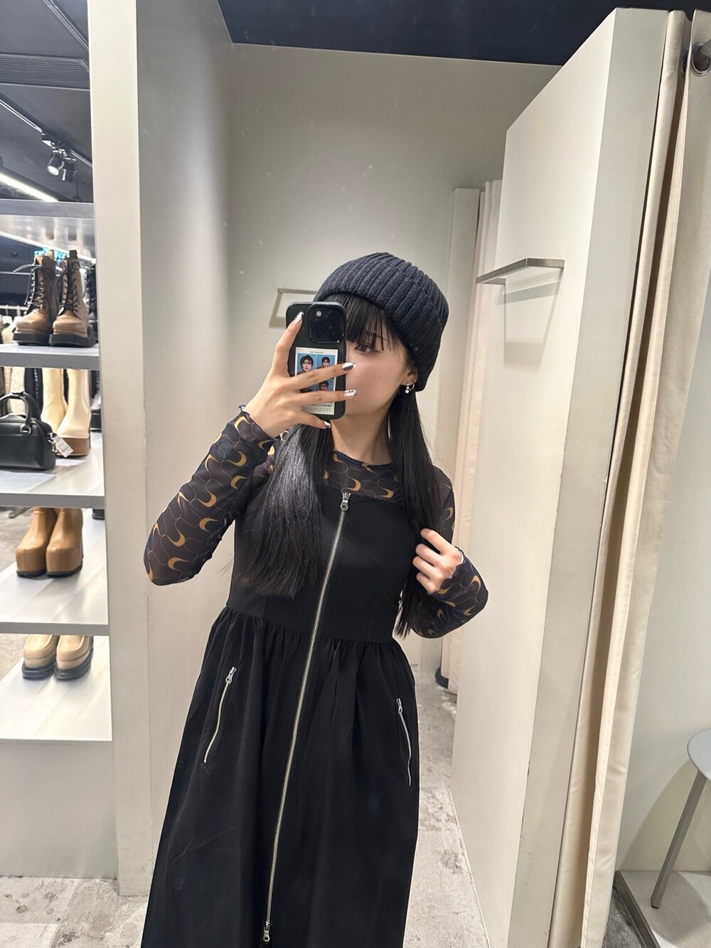 ブラック系のワンピース、その他のTシャツ/カットソー、ブラック系のハンドバッグを着用したレディースの春コーディネートの3枚目の写真