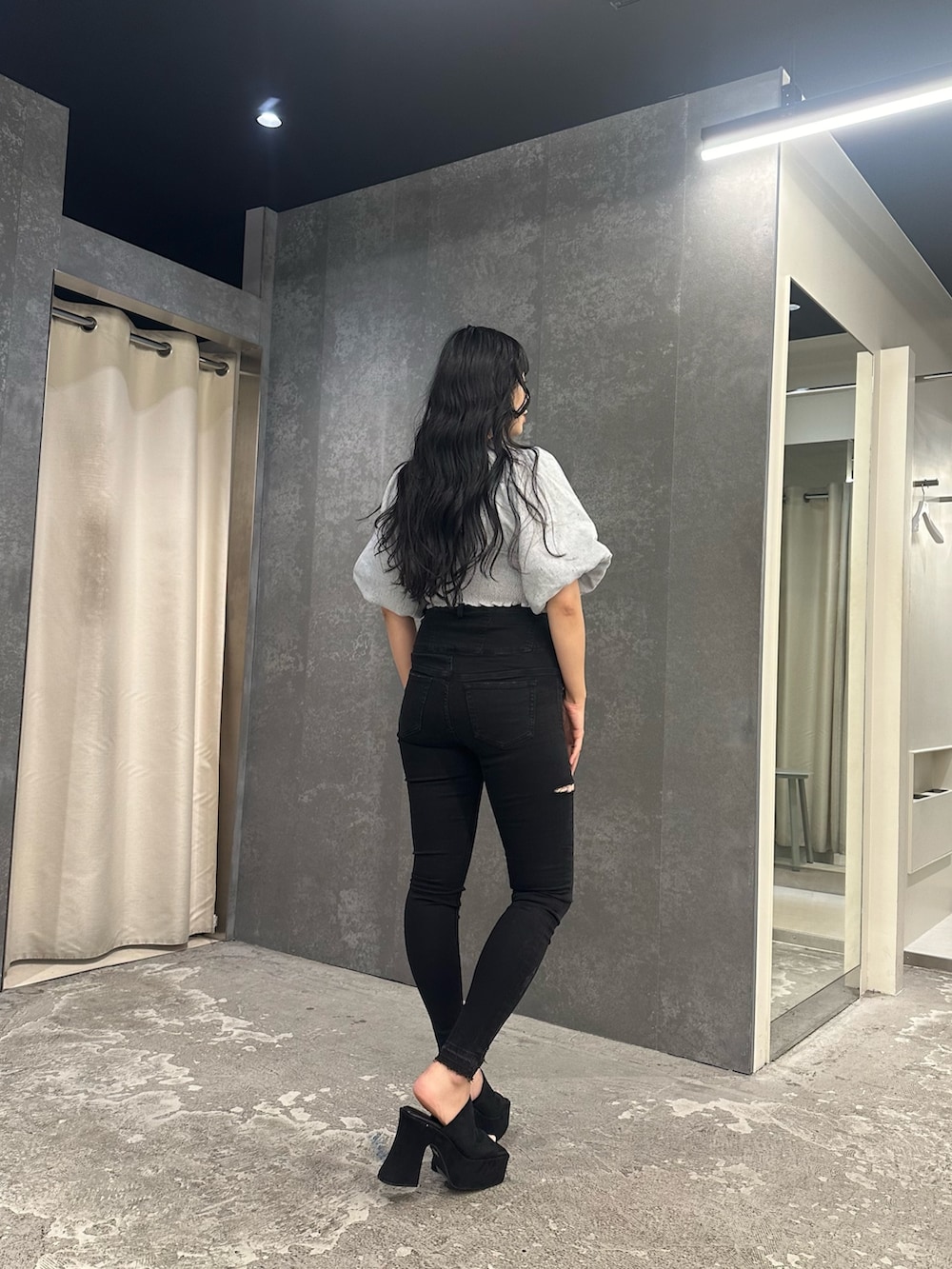 グレー系のTシャツ/カットソー、ブラック系のデニムパンツ、ブラック系のサンダルを着用したレディースの夏コーディネートの4枚目の写真