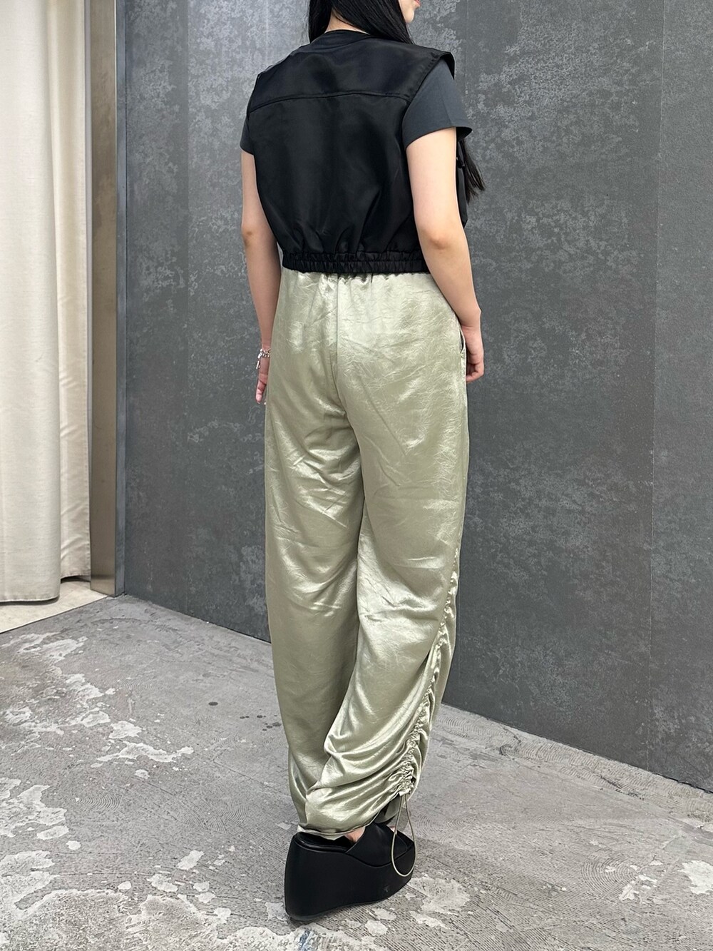 グリーン系のその他パンツ、ブラック系のサンダル、グレー系のTシャツ/カットソーを着用したレディースの春コーディネートの4枚目の写真