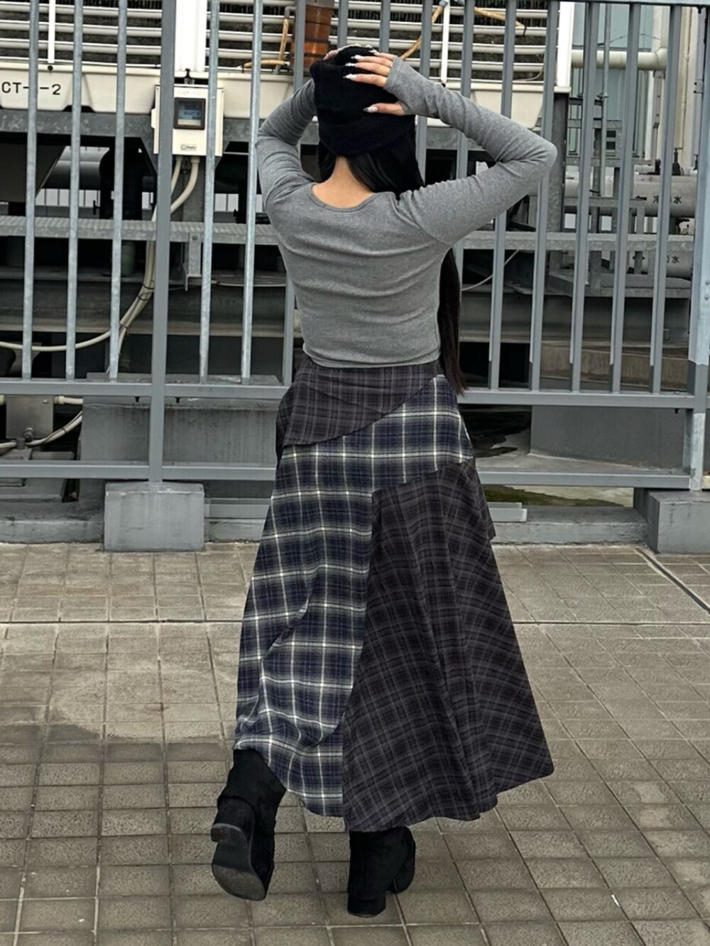 ブルー系のスカート、ブラック系のブーツ、グレー系のTシャツ/カットソーを着用したレディースの秋コーディネートの3枚目の写真