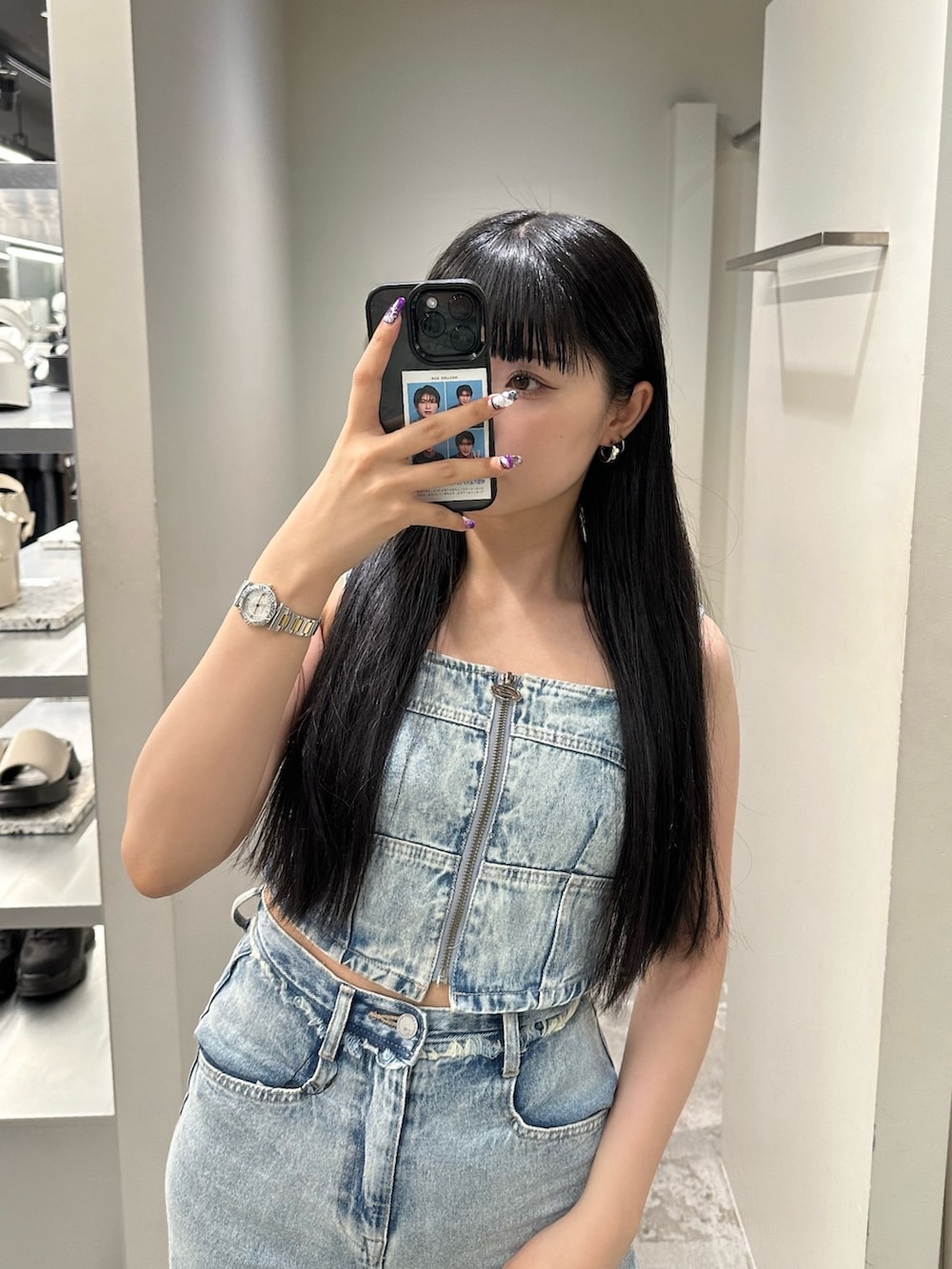 ブルー系のデニムパンツ、ブルー系のキャミソール、ブラック系のサンダルを着用したレディースの夏コーディネートの4枚目の写真