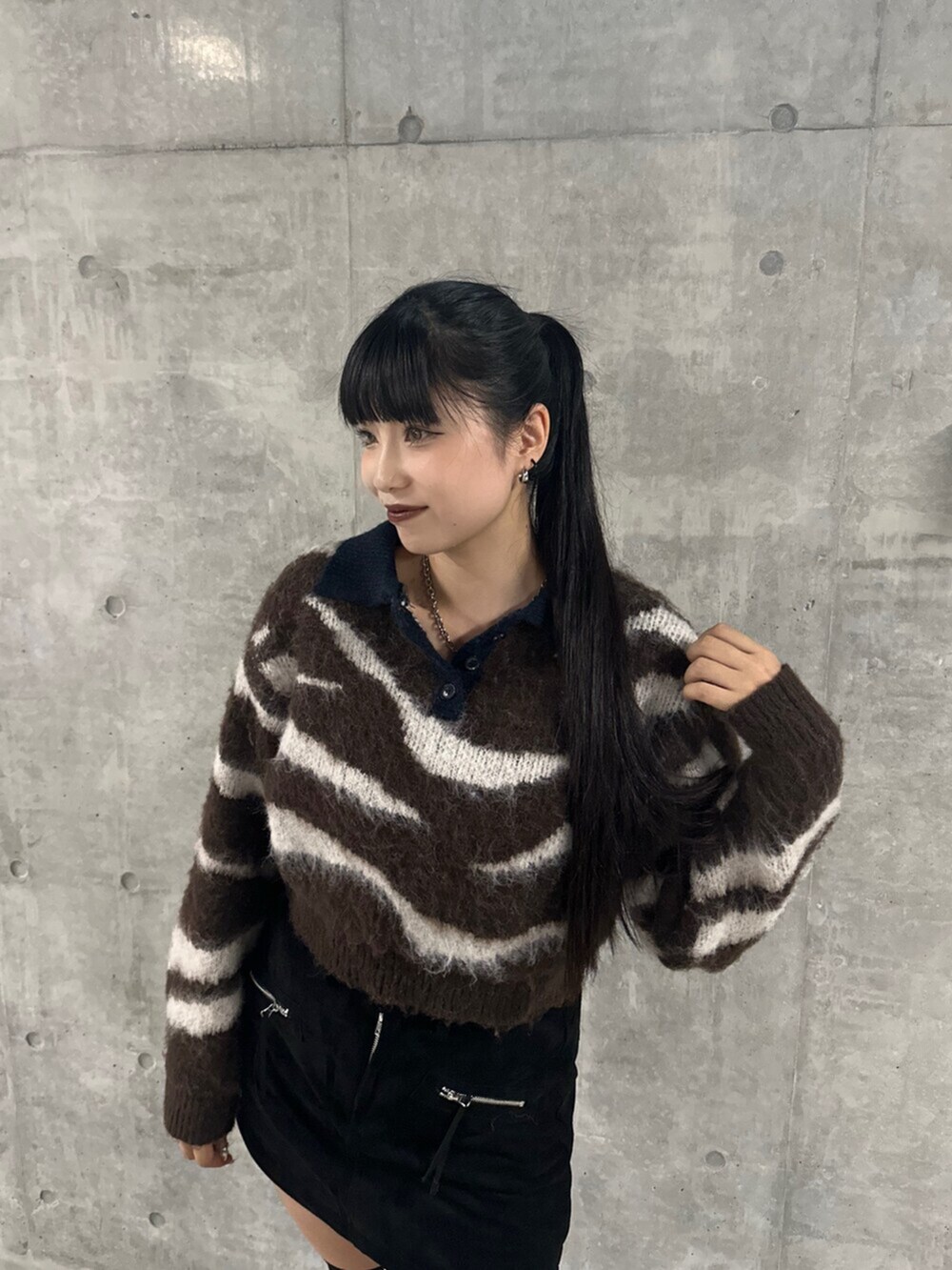 ブラック系のブーツ、ブラック系のスカート、ブラック系のブルゾンを着用したレディースの秋コーディネートの4枚目の写真