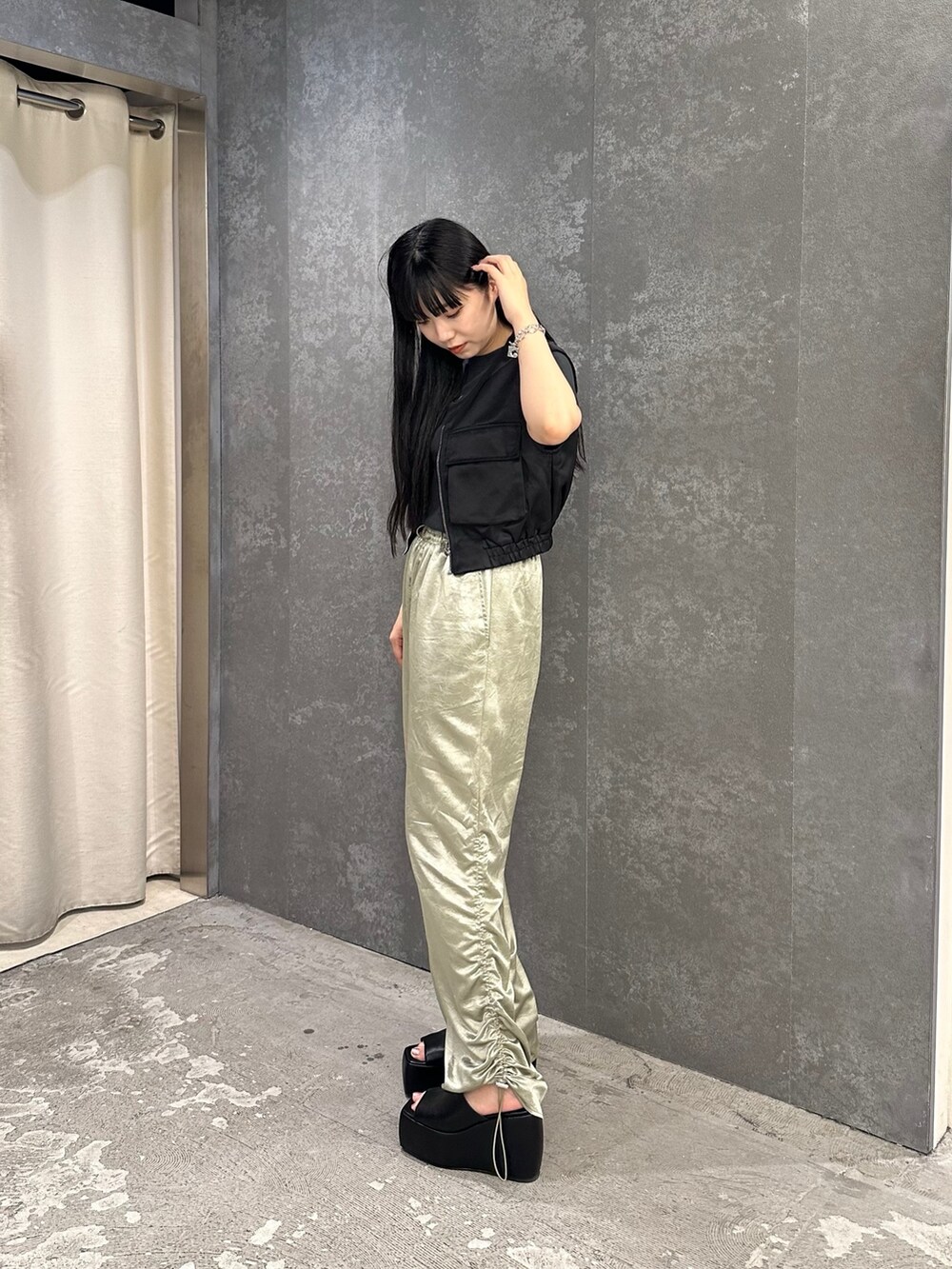 グリーン系のその他パンツ、ブラック系のサンダル、グレー系のTシャツ/カットソーを着用したレディースの春コーディネートの3枚目の写真