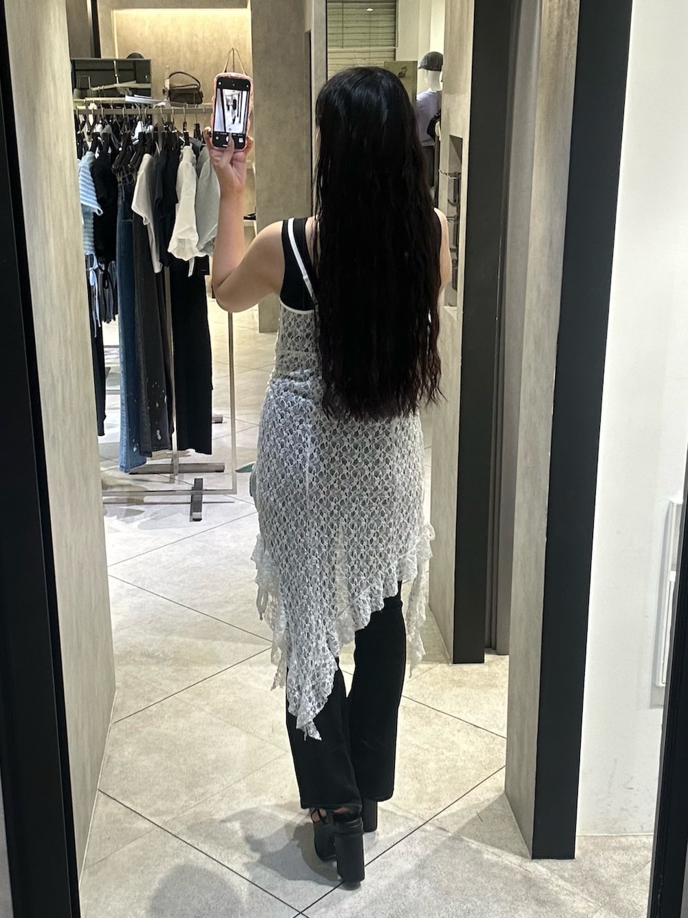 ホワイト系のワンピース、ブラック系のサンダル、ブラック系のサロペット/オーバーオールを着用したレディースの夏コーディネートの4枚目の写真