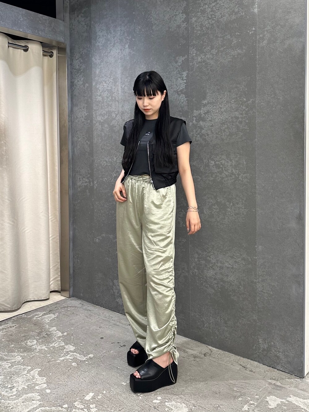 グリーン系のその他パンツ、ブラック系のサンダル、グレー系のTシャツ/カットソーを着用したレディースの春コーディネートの2枚目の写真