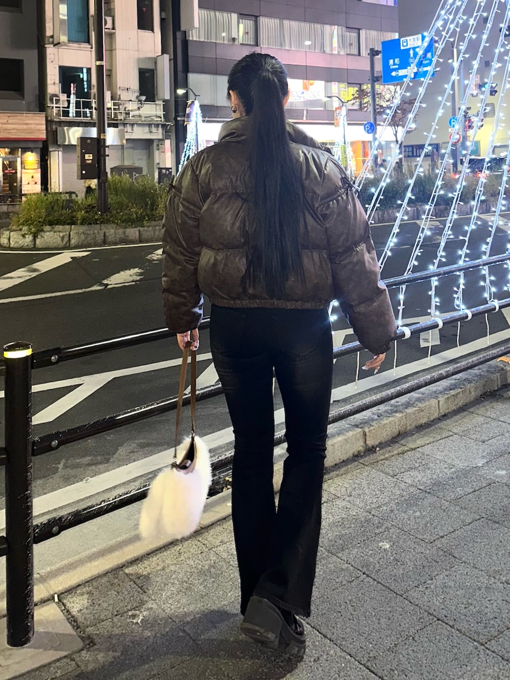 ブラック系のブーツ、ブラック系のデニムパンツ、ピンク系のニット/セーターを着用したレディースの冬コーディネートの3枚目の写真