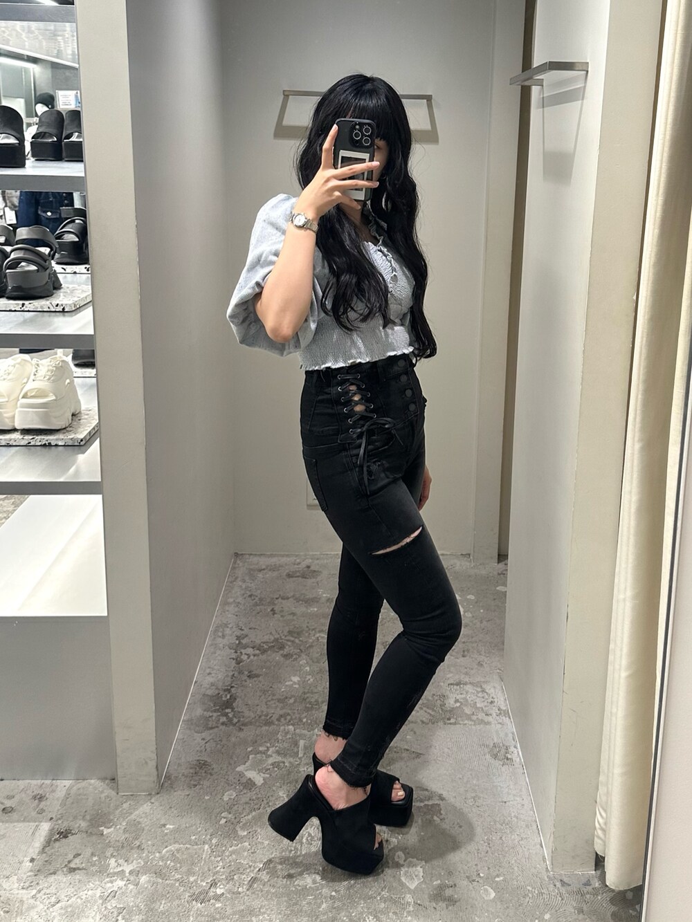 グレー系のTシャツ/カットソー、ブラック系のデニムパンツ、ブラック系のサンダルを着用したレディースの夏コーディネートの2枚目の写真