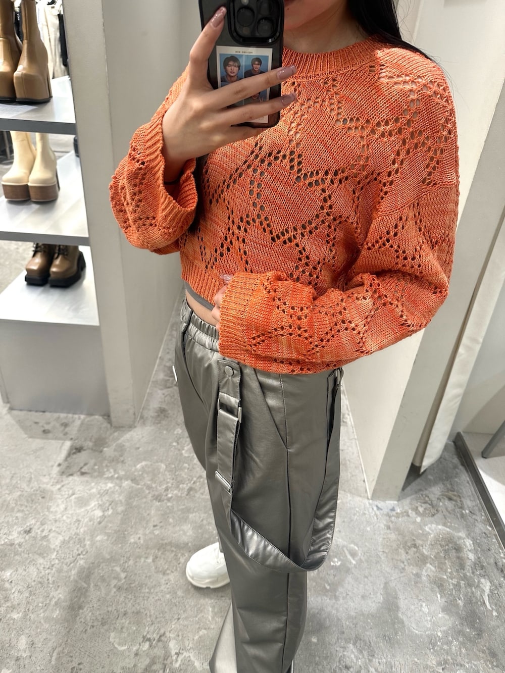 オレンジ系のニット/セーター、シルバー系のその他パンツ、グレー系のキャミソールを着用したレディースの冬コーディネートの2枚目の写真