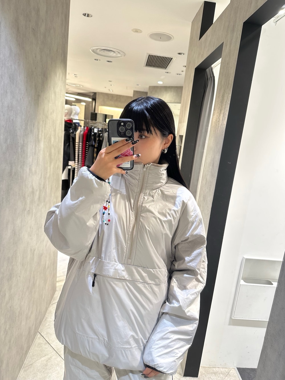 ホワイト系のブルゾン、ホワイト系のその他パンツ、ブラック系のブーツを着用したレディースの秋コーディネートの5枚目の写真