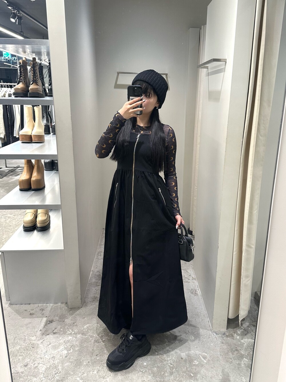 ブラック系のワンピース、その他のTシャツ/カットソー、ブラック系のハンドバッグを着用したレディースの春コーディネートの2枚目の写真