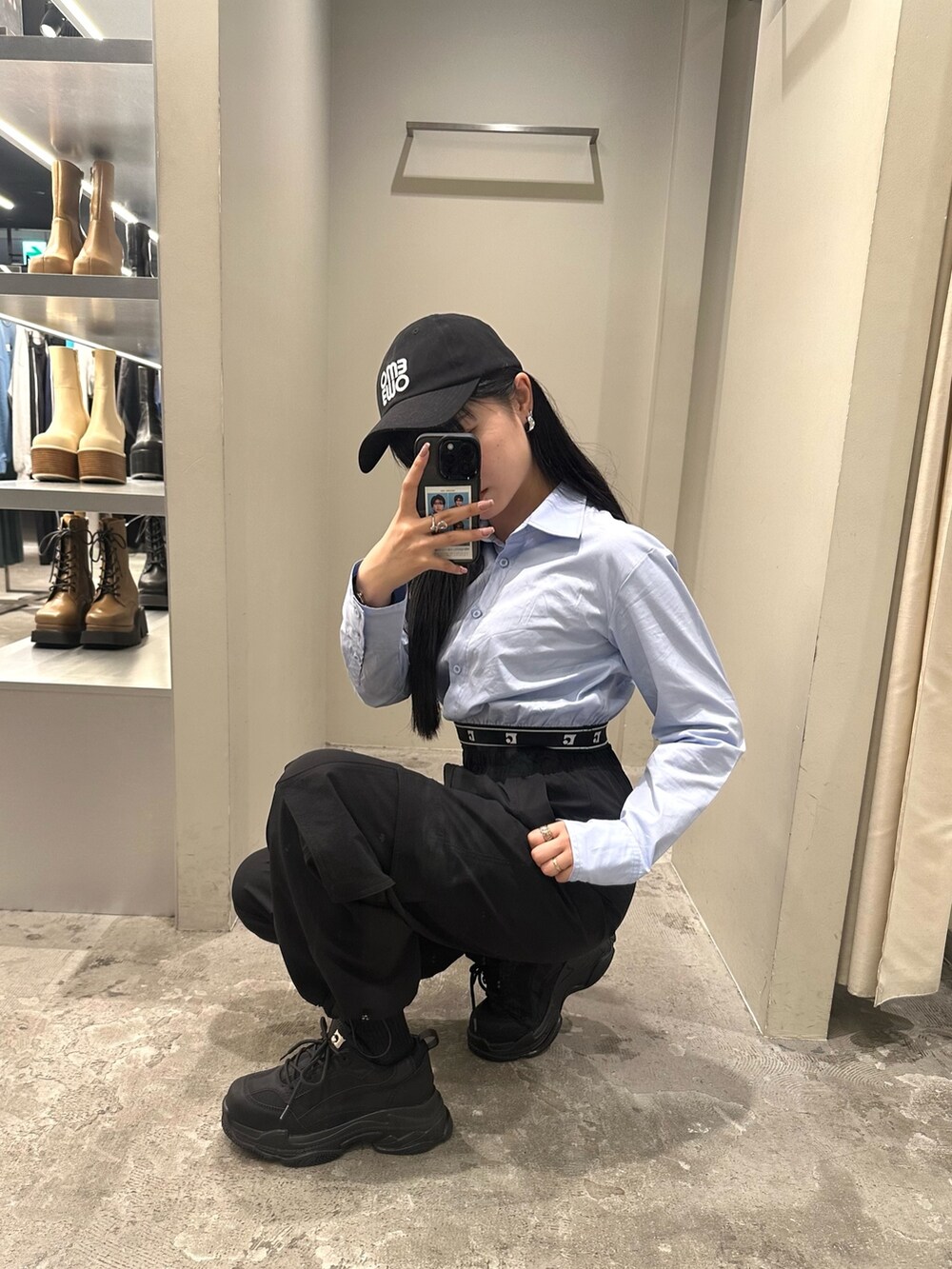 ブラック系のその他パンツ、ブルー系のシャツ/ブラウス、ブラック系のスニーカーを着用したレディースの冬コーディネートの3枚目の写真