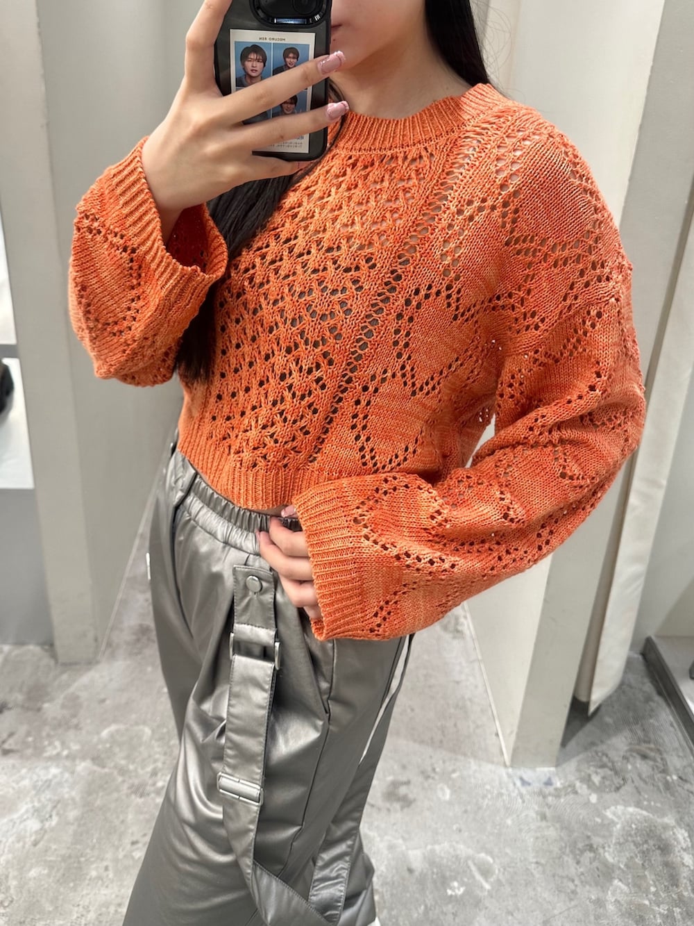 オレンジ系のニット/セーター、シルバー系のその他パンツ、グレー系のキャミソールを着用したレディースの冬コーディネートの4枚目の写真