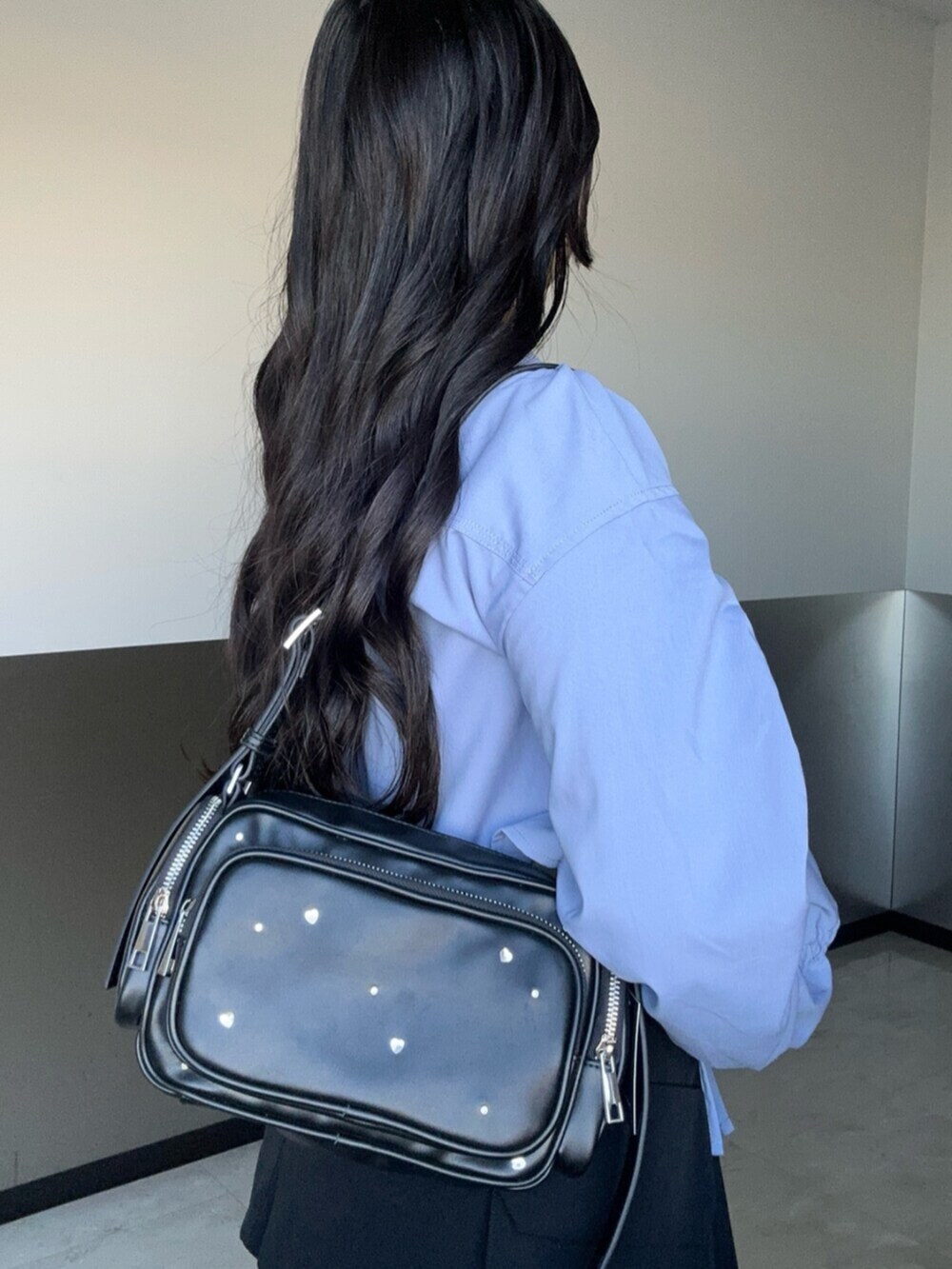 ブラック系のその他パンツ、ブルー系のシャツ/ブラウス、ブラック系のローファーを着用したレディースの冬コーディネートの5枚目の写真