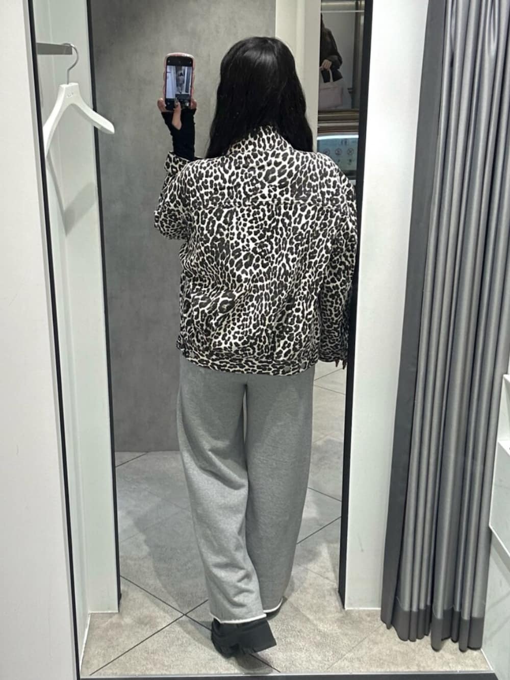 ブラック系のブーツ、グレー系のスウェットパンツ、ブラック系のTシャツ/カットソーを着用したレディースの秋コーディネートの3枚目の写真