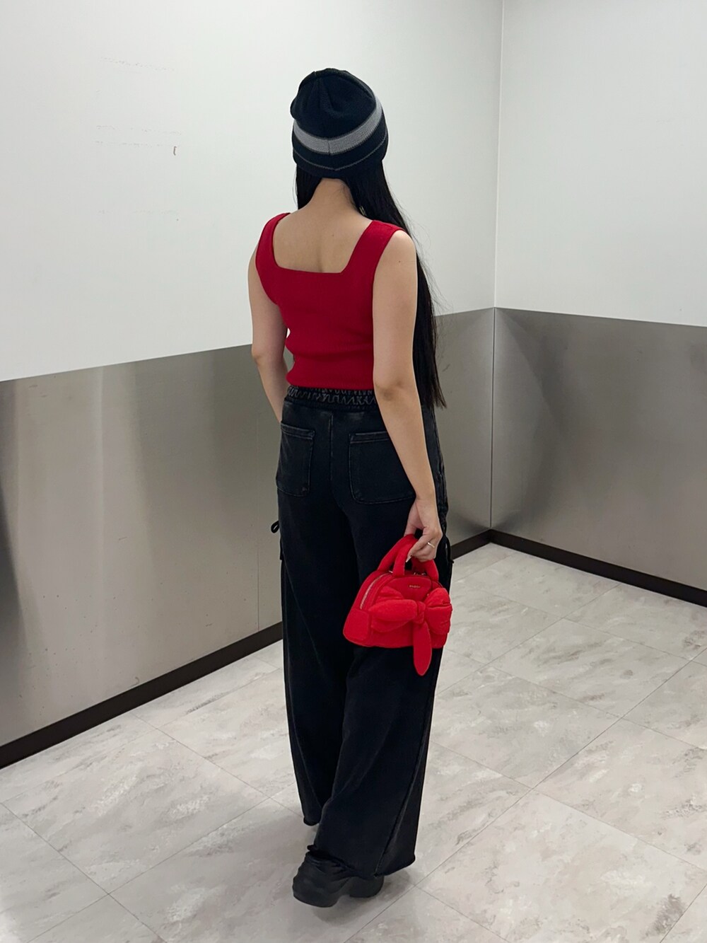 レッド系のTシャツ/カットソー、ブラック系のスウェットパンツ、ブラック系のサンダルを着用したレディースの夏コーディネートの2枚目の写真