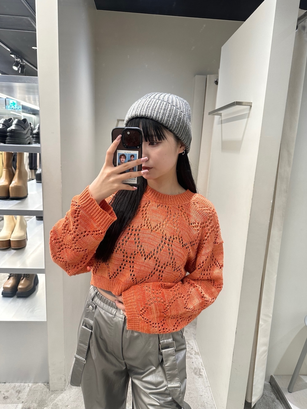 オレンジ系のニット/セーター、シルバー系のその他パンツ、グレー系のキャミソールを着用したレディースの冬コーディネートの3枚目の写真