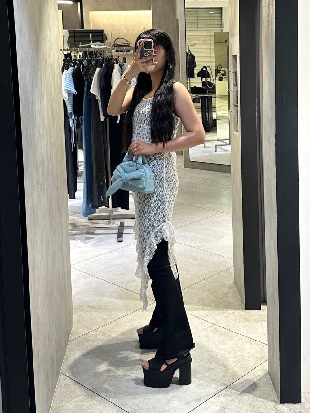 ホワイト系のワンピース、ブラック系のサンダル、ブラック系のサロペット/オーバーオールを着用したレディースの夏コーディネートの3枚目の写真