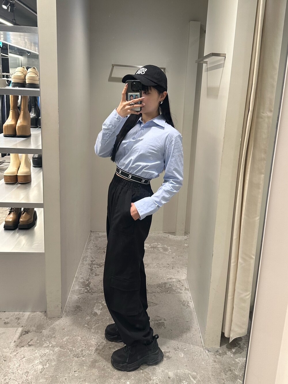 ブラック系のその他パンツ、ブルー系のシャツ/ブラウス、ブラック系のスニーカーを着用したレディースの冬コーディネートの2枚目の写真