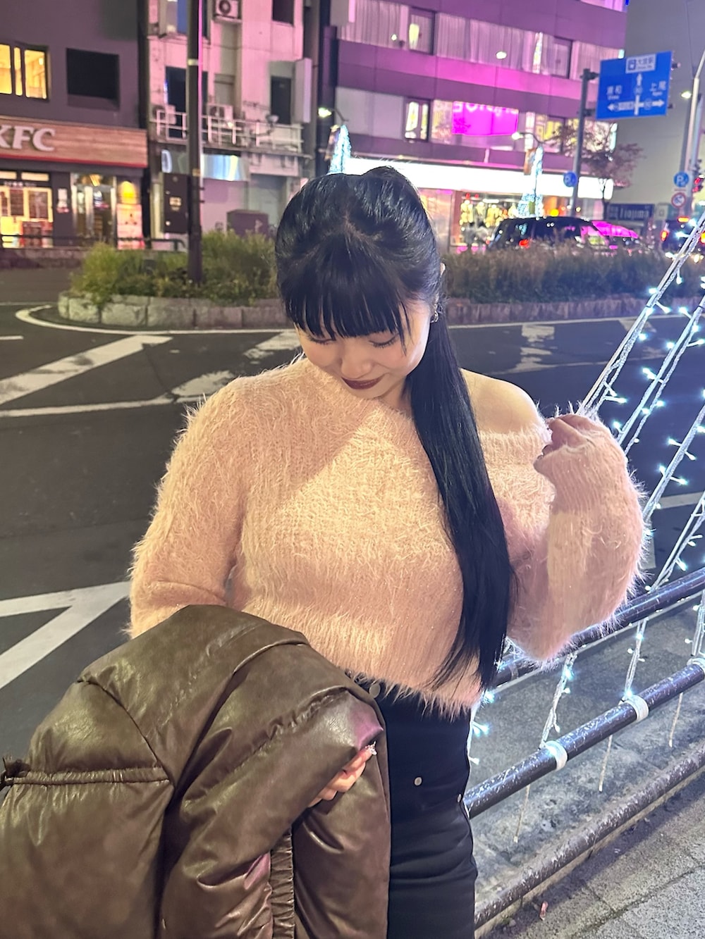 ブラック系のブーツ、ブラック系のデニムパンツ、ピンク系のニット/セーターを着用したレディースの冬コーディネートの4枚目の写真