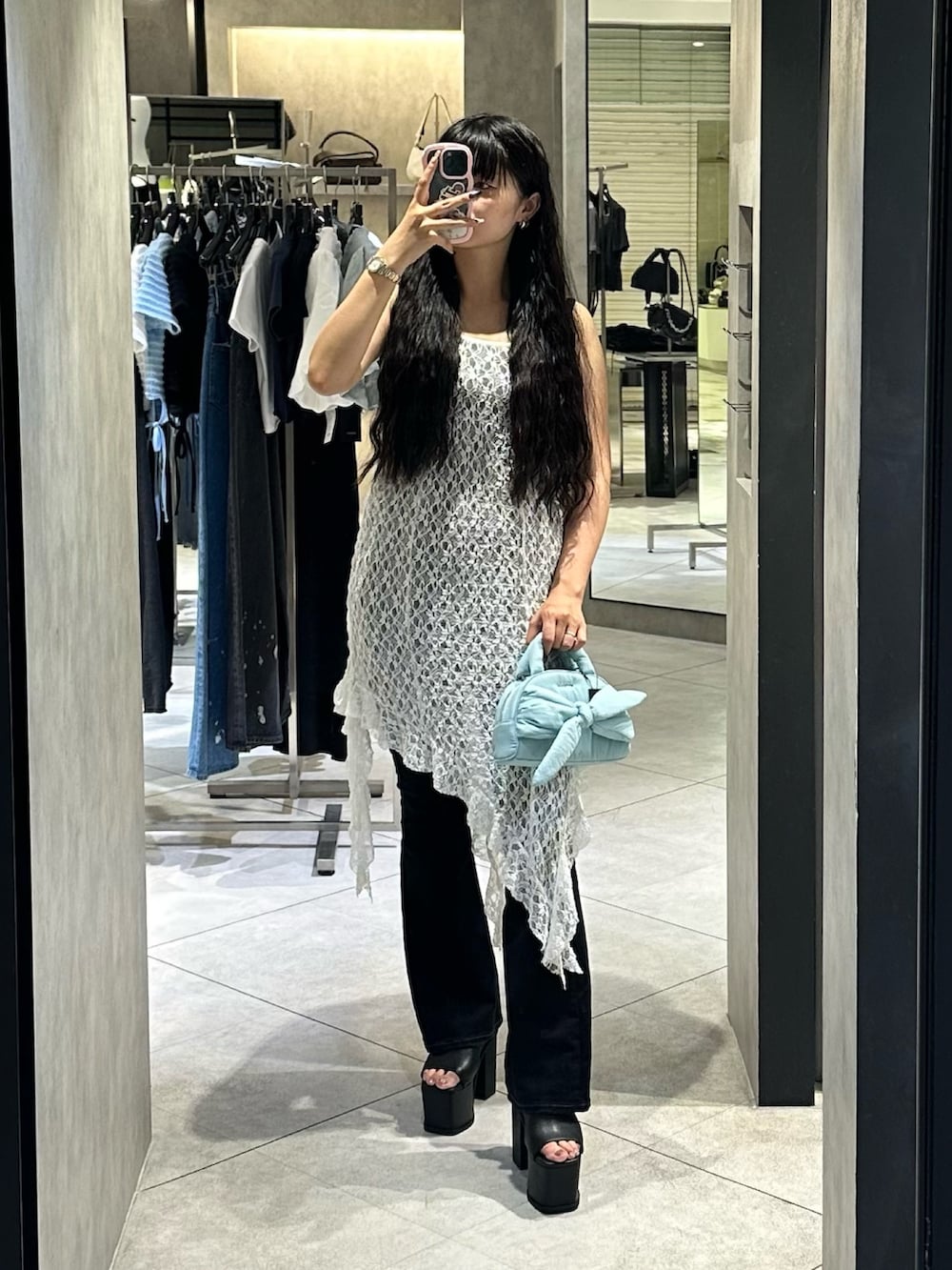 ホワイト系のワンピース、ブラック系のサンダル、ブラック系のサロペット/オーバーオールを着用したレディースの夏コーディネートの2枚目の写真