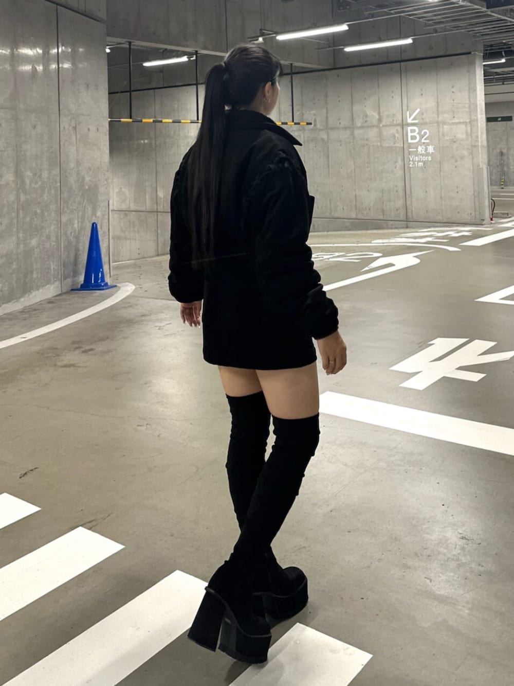 ブラック系のブーツ、ブラック系のスカート、ブラック系のブルゾンを着用したレディースの秋コーディネートの3枚目の写真