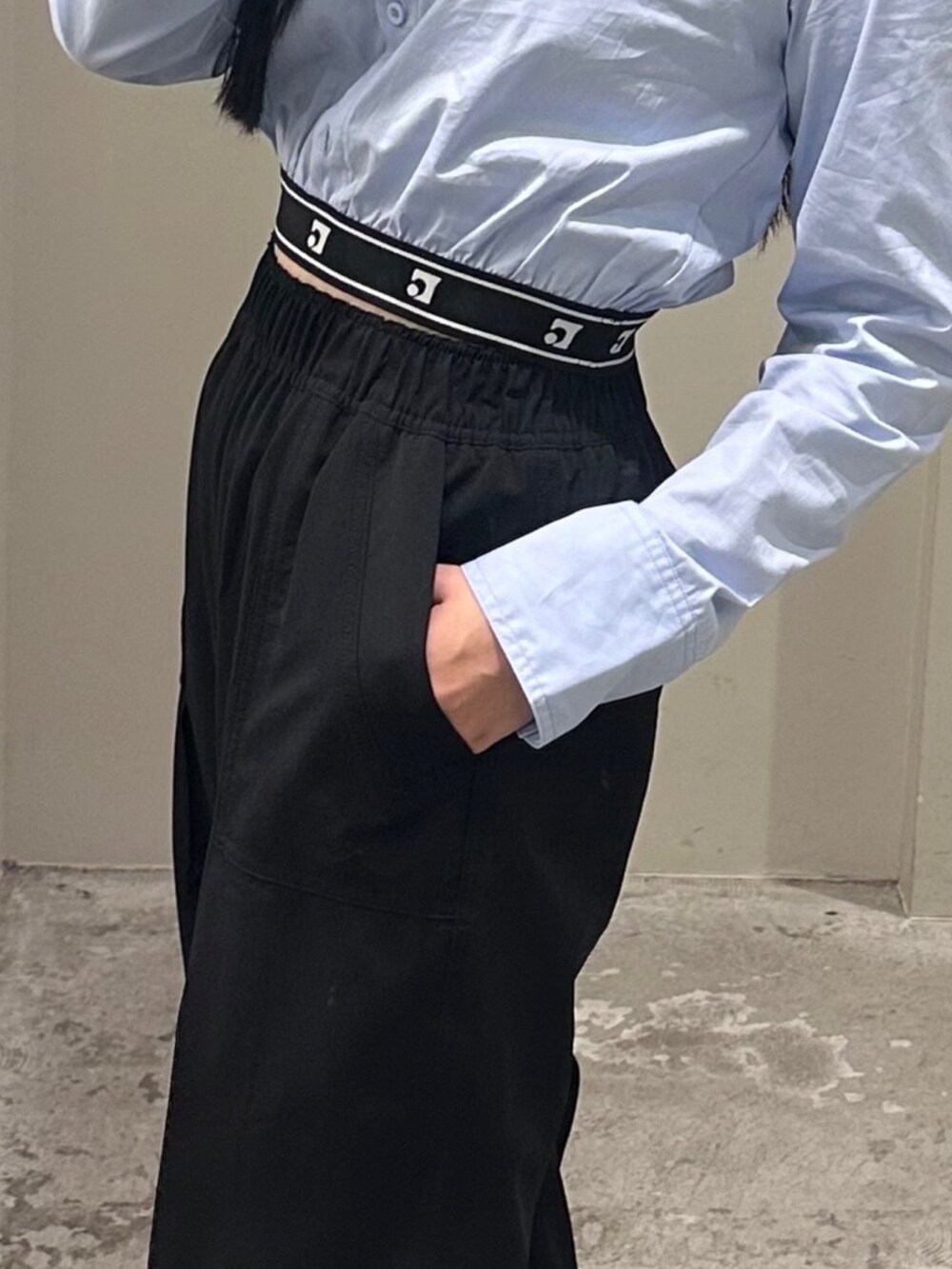 ブラック系のその他パンツ、ブルー系のシャツ/ブラウス、ブラック系のスニーカーを着用したレディースの冬コーディネートの4枚目の写真