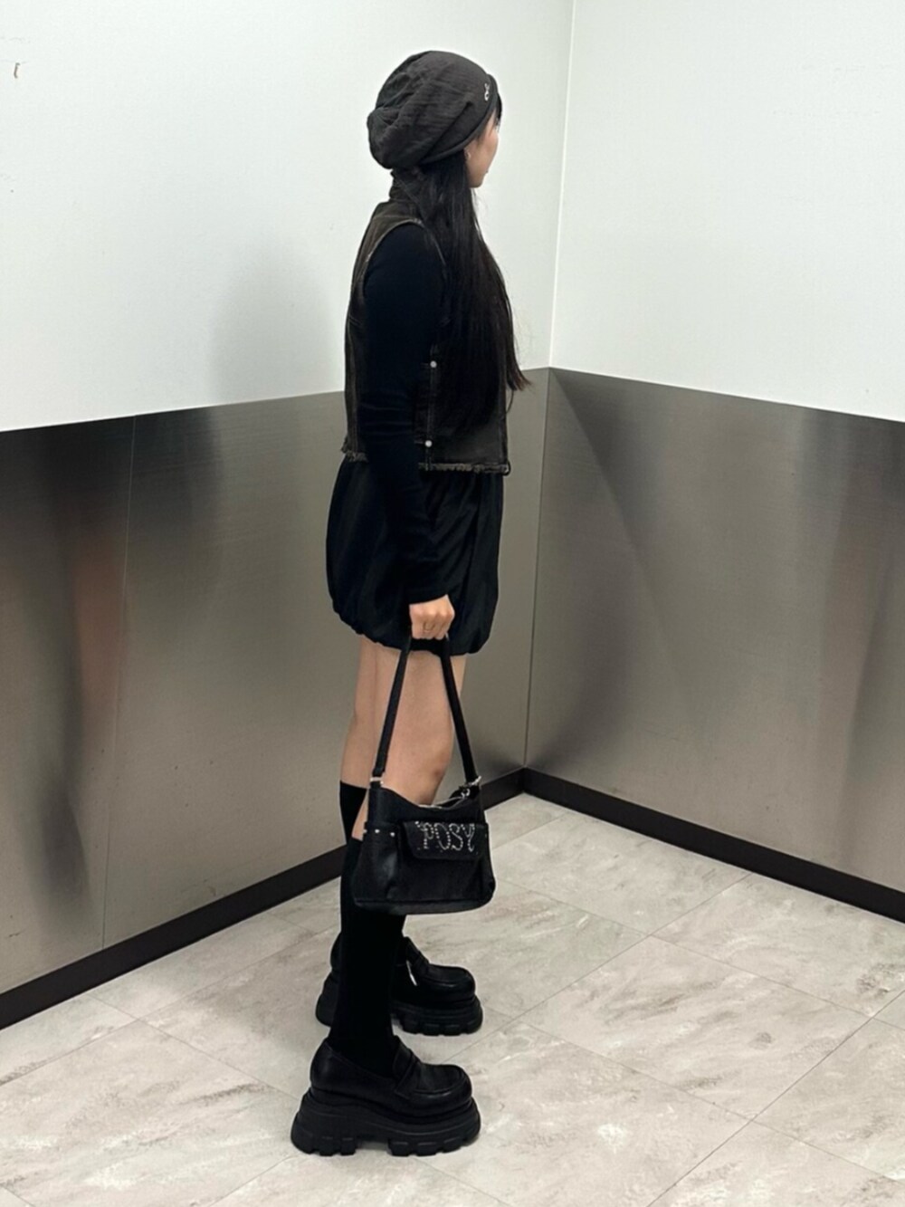 ブラック系のローファー、ブラック系のスカート、ブラック系のTシャツ/カットソーを着用したレディースの春コーディネートの3枚目の写真