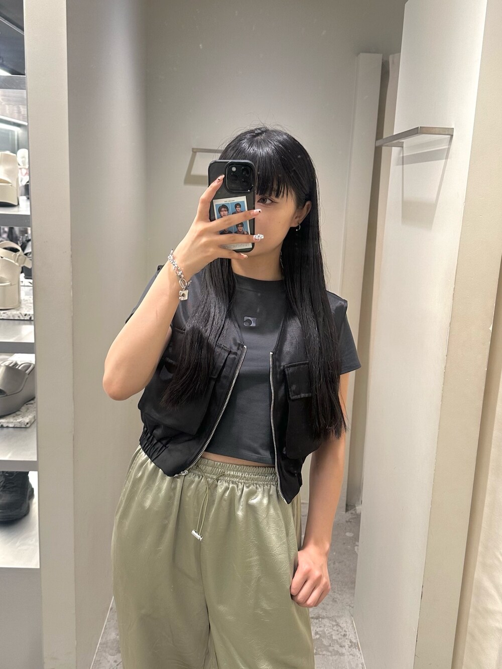 グリーン系のその他パンツ、ブラック系のサンダル、グレー系のTシャツ/カットソーを着用したレディースの春コーディネートの7枚目の写真