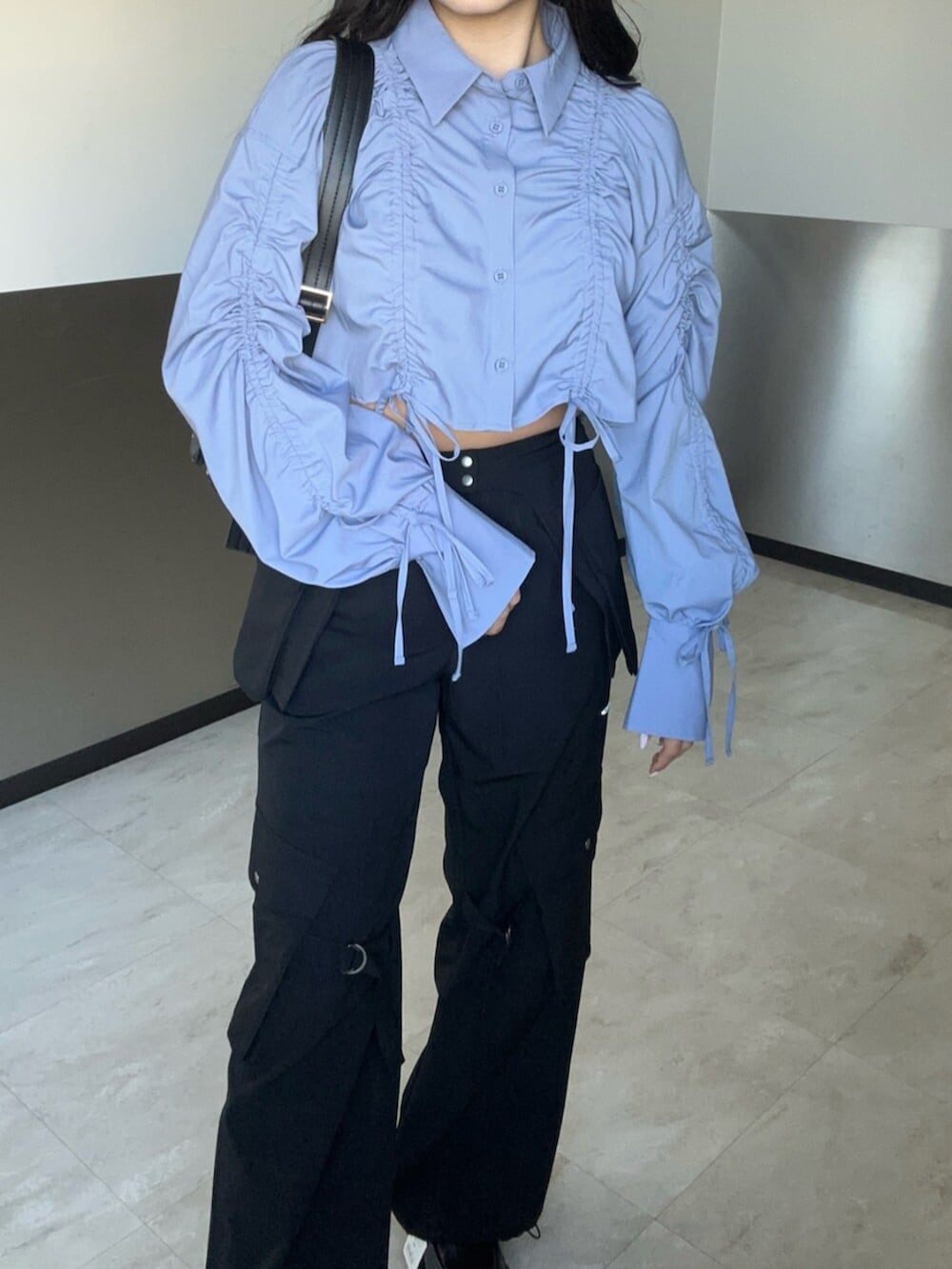 ブラック系のその他パンツ、ブルー系のシャツ/ブラウス、ブラック系のローファーを着用したレディースの冬コーディネートの4枚目の写真