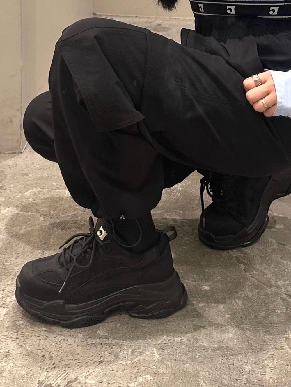 ブラック系のその他パンツ、ブルー系のシャツ/ブラウス、ブラック系のスニーカーを着用したレディースの冬コーディネートの5枚目の写真