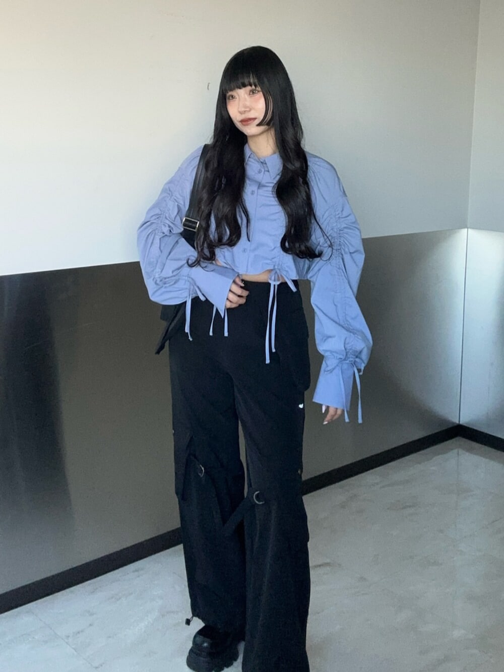 ブラック系のその他パンツ、ブルー系のシャツ/ブラウス、ブラック系のローファーを着用したレディースの冬コーディネートの6枚目の写真